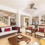 Вилла Spacious 5 Bedroom With Private Pool *