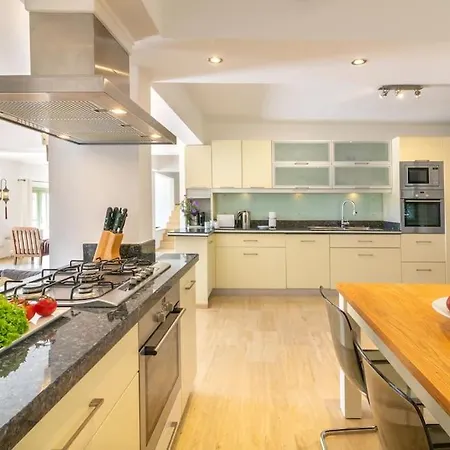 Spacious 5 Bedroom With Private Pool Villa *