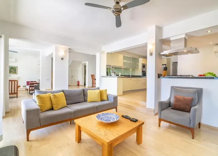 Spacious 5 Bedroom With Private Pool Вилла *