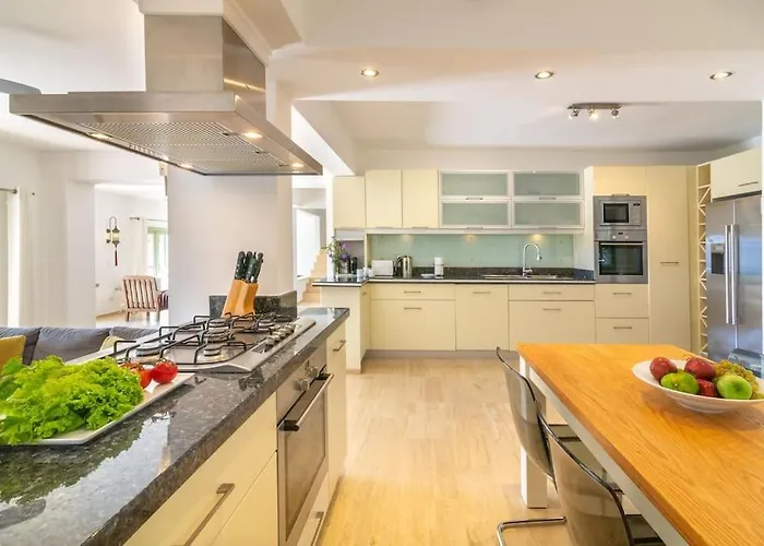 Spacious 5 Bedroom With Private Pool Villa *