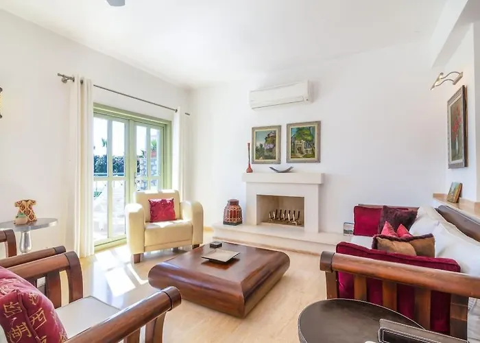 Spacious 5 Bedroom With Private Pool Villa *