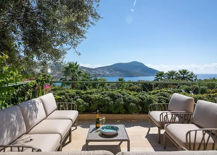 Spacious 5 Bedroom With Private Pool Villa *